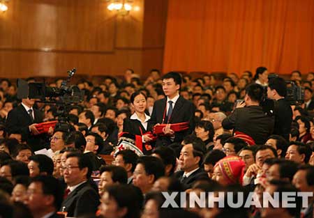 10月21日，中國(guó)共產(chǎn)黨第十七次全國(guó)代表大會(huì)閉幕會(huì)在北京人民大會(huì)堂舉行。這是工作人員在發(fā)選票。 新華社記者 馬占成攝