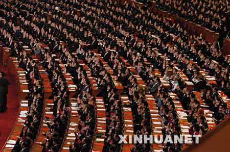 10月21日，中國共產(chǎn)黨第十七次全國代表大會在北京人民大會堂勝利閉幕。這是代表在舉手表決。新華社記者楊俊江攝