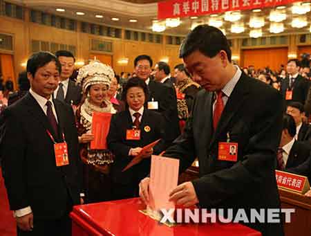 這是代表投票選舉中央委員會委員、候補委員和中央紀律檢查委員會委員。 新華社記者 馬占成攝