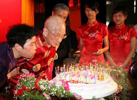 中國(guó)地大與百歲院士共慶生（來(lái)源：人民網(wǎng)）