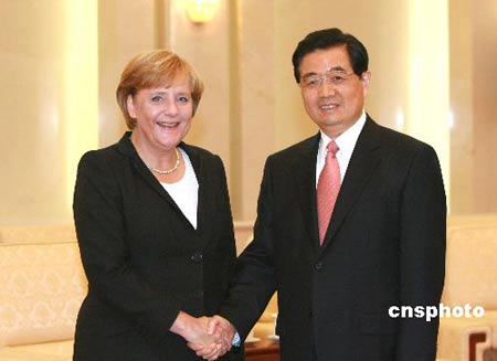 8月27日，德國總理默克爾訪華期間表示，德國政府高度重視對華關(guān)系，將繼續(xù)堅持一個中國政策，支持中國和平統(tǒng)一大業(yè)。中新社發(fā) 廖文靜 攝