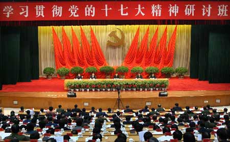 12月21日，新進中央委員會的委員、候補委員學習貫徹黨的十七大精神研討班在中央黨校結(jié)業(yè)。中共中央政治局常委、中央書記處書記、中央黨校校長習近平在結(jié)業(yè)式上發(fā)表重要講話。 新華社記者 龐興雷 攝