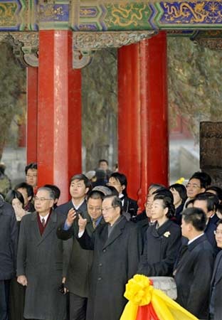 12月30日，日本首相福田康夫攜夫人來到山東省曲阜市，參觀孔廟。