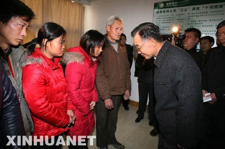 1月29日，中共中央政治局常委、國(guó)務(wù)院總理溫家寶在湖南長(zhǎng)沙看望在沙坪變電站除冰搶險(xiǎn)中不幸殉職的周景華、羅長(zhǎng)明、羅海文3名電力職工的家屬。