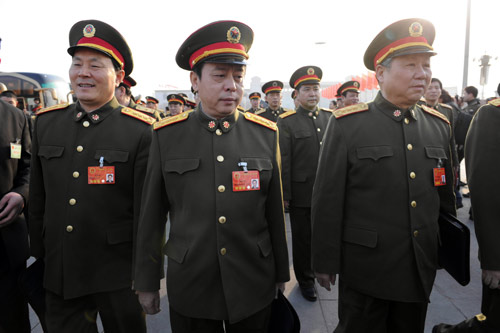 3月5日，解放軍代表團(tuán)抵達(dá)天安門廣場(chǎng)。