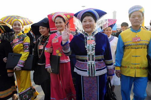 3月5日，幾位少數(shù)民族代表走向人民大會(huì)堂。