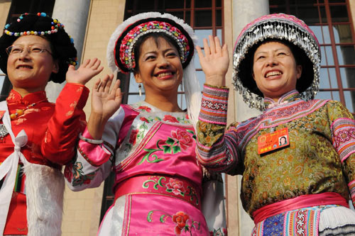  3月5日，少數(shù)民族代表在人民大會(huì)堂前揮手致意。