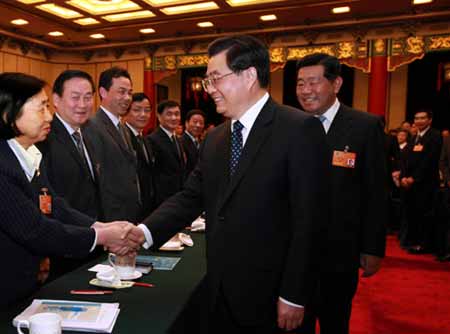 3月4日，中共中央總書記、國(guó)家主席、中央軍委主席胡錦濤看望出席全國(guó)政協(xié)十一屆一次會(huì)議的民革、臺(tái)盟、臺(tái)聯(lián)委員，聽取委員們的意見和建議，并發(fā)表重要講話。中共中央政治局常委、全國(guó)政協(xié)十一屆一次會(huì)議主席團(tuán)會(huì)議主持人賈慶林參加了看望和討論。 新華社記者鞠鵬攝