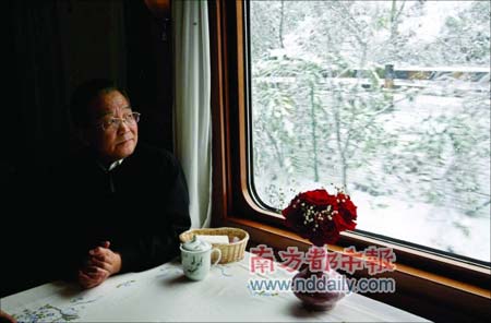 2月2日,溫家寶從長沙緊急趕往郴州重災(zāi)區(qū)。在火車上,他望著窗外的冰雪。新華社記者姚大偉攝