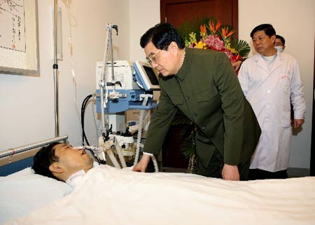2月20日，中共中央總書記、國(guó)家主席、中央軍委主席胡錦濤前往解放軍總醫(yī)院，看望了病危搶救中的方永剛。 新華社記者 查春明 攝