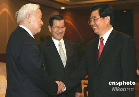 胡錦濤會見蕭萬長一行與臺積電董事長張忠謀握手。中新社發(fā) 任晨鳴 攝