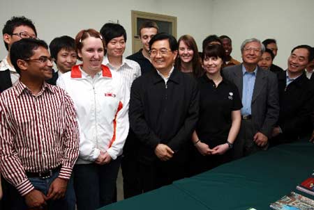 5月3日，在北京大學(xué)建校110周年之際，中共中央總書記、國家主席胡錦濤來到北京大學(xué)考察。圖為胡錦濤在學(xué)生宿舍樓同部分外國留學(xué)生親切交談。 新華社記者鞠鵬攝