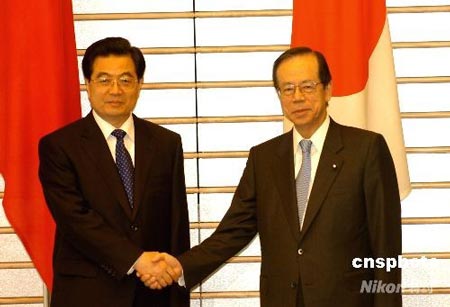 月7日上午，正在日本進行國事訪問的中國國家主席胡錦濤和日本首相福田康夫在東京首相官邸舉行了會談。 中新社發(fā) 朱沿華 攝