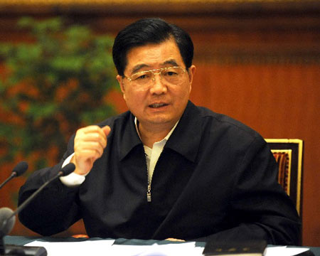成都，2008年5月17日 胡錦濤在成都聽取抗震救災工作匯報并發(fā)表重要講話 5月17日，正在四川特大地震災區(qū)指導抗震救災工作的中共中央總書記、國家主席、中央軍委主席胡錦濤，在成都市連夜召開會議，聽取抗震救災工作匯報并發(fā)表了重要講話。 新華社發(fā)