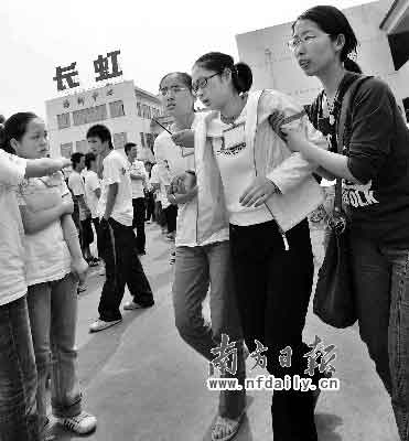 余震發(fā)生,一位同學渾身顫抖,被同學攙扶出來。王輝攝