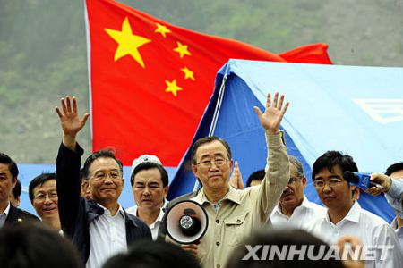 5月24日，中國國務(wù)院總理溫家寶在四川汶川縣映秀鎮(zhèn)會晤聯(lián)合國秘書長潘基文。這是會晤后，溫家寶總理和聯(lián)合國秘書長潘基文一同會見中外記者。 新華社記者 任勇攝