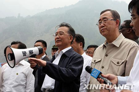 5月24日，中國國務(wù)院總理溫家寶和聯(lián)合國秘書長潘基文在四川汶川縣映秀鎮(zhèn)回答中外記者提問。 新華社記者 姚大偉攝