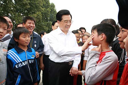 9月8日至10日，中共中央總書記、國家主席、中央軍委主席胡錦濤在河南考察工作。這是胡錦濤在焦作市博愛縣清化鎮(zhèn)高廟中學看望該校師生。新華社記者 鞠鵬 攝