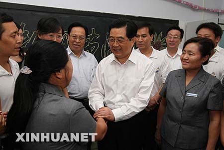 9月10日是第24個教師節(jié)，正在河南考察工作的中共中央總書記、國家主席、中央軍委主席胡錦濤專程來到鄭州市盲聾啞學?？赐麕熒?。這是胡錦濤同該校的特教老師親切握手并表示節(jié)日的祝賀。 新華社發(fā) 