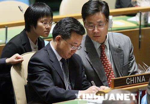 10月17日，在美國紐約聯(lián)合國總部，中國常駐聯(lián)合國副代表劉振民在填寫選票。當(dāng)日，第63屆聯(lián)合國大會選舉奧地利、日本、墨西哥、烏干達(dá)和土耳其擔(dān)任安理會非常任理事國，任期從2009年1月1日至2010年12月31日。新華社記者侯俊攝