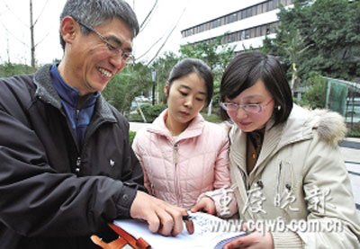 韓國(guó)公務(wù)員向兩名即將外派的重慶公務(wù)員介紹仁川 記者 吳子敬 攝