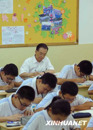 這是9月4日，在北京市第三十五中學(xué)，溫家寶在旁聽初二（五）班的課。