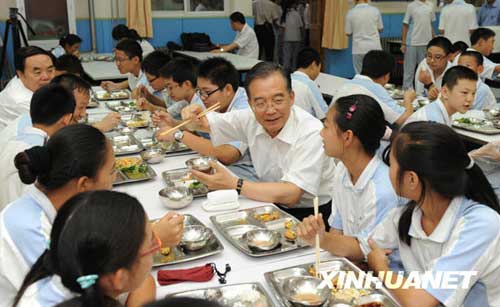 這是9月4日，在北京市第三十五中學(xué)，溫家寶和同學(xué)們一起共進(jìn)午餐。 