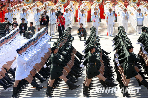 這是女兵方隊通過天安門廣場。