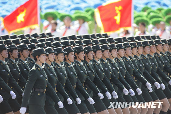 這是女兵方隊通過天安門廣場。