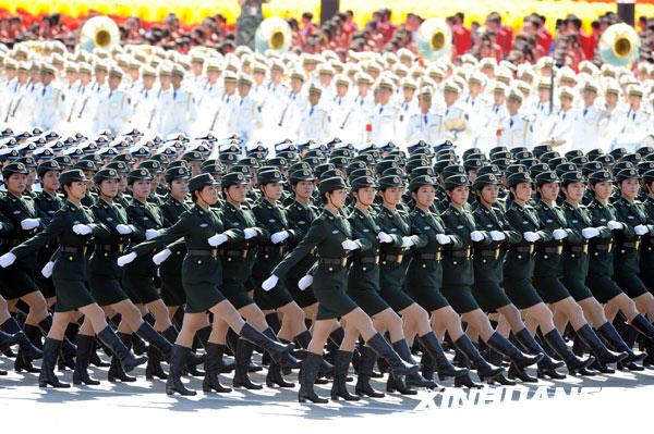 這是國慶閱兵分列式中的女兵方隊正在通過天安門廣場。