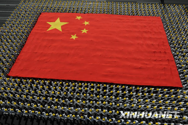 這是儀仗隊高擎國慶游行歷史上最大的五星紅旗通過天安門廣場。