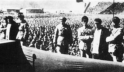 　1950年底，全國大部分地方黨組織都建立了紀委。圖為1951年，“三反”“五反”運動中，河北公審劉青山、張子善。
